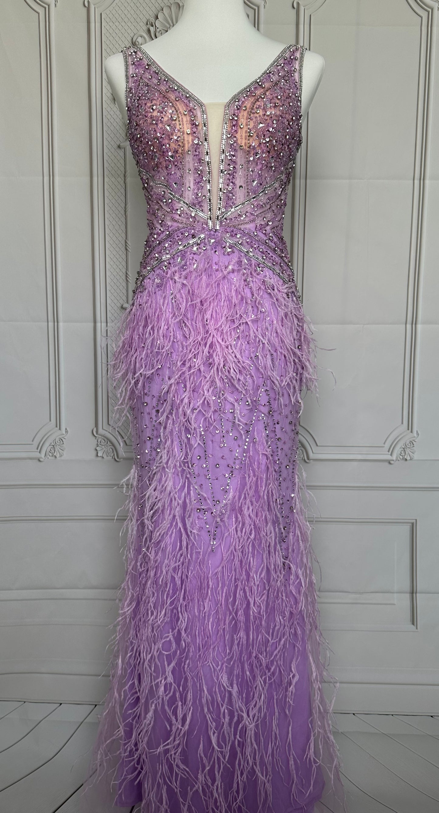 Robe à plumes lilas - location