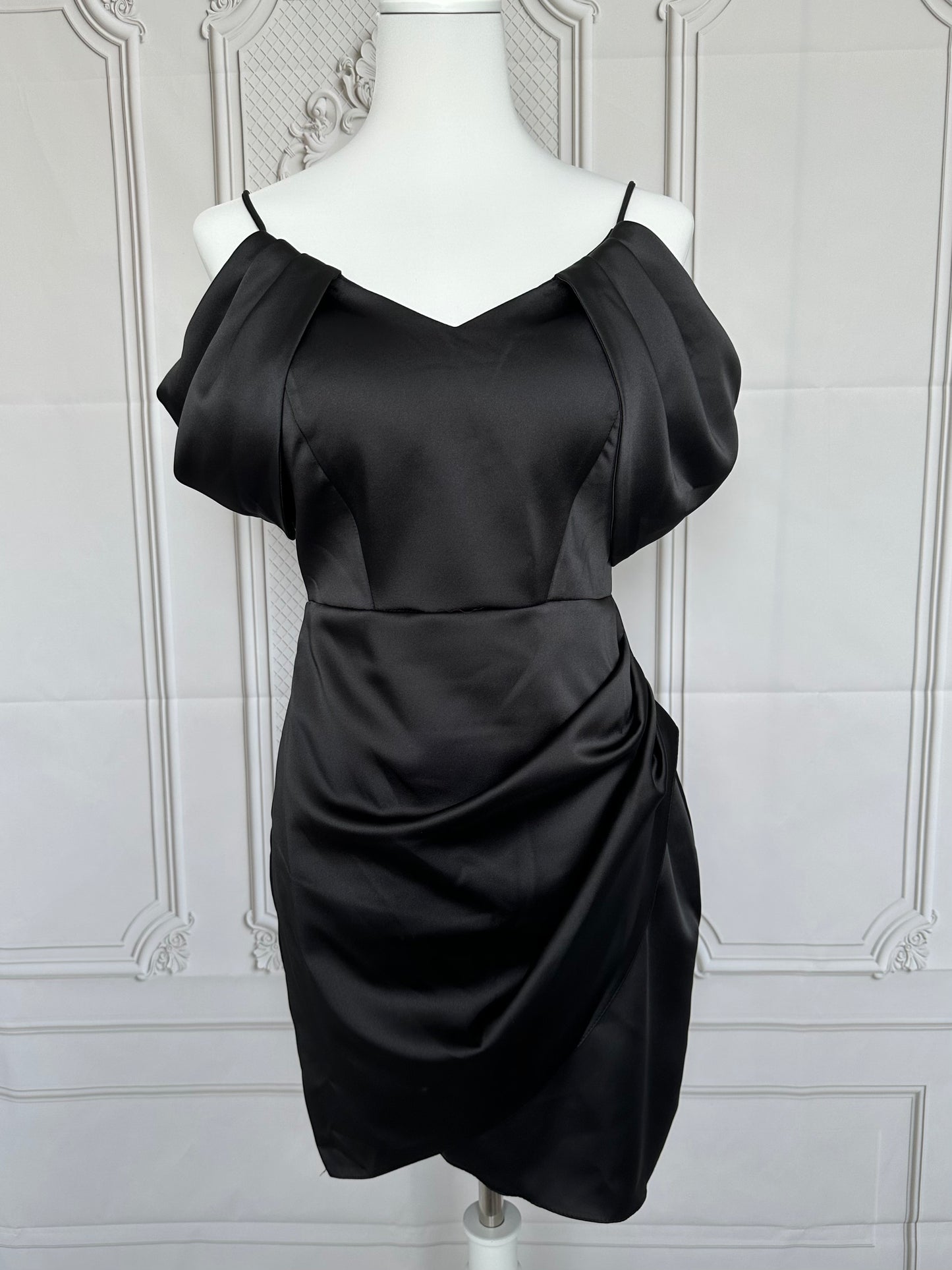 Robe en satin noir