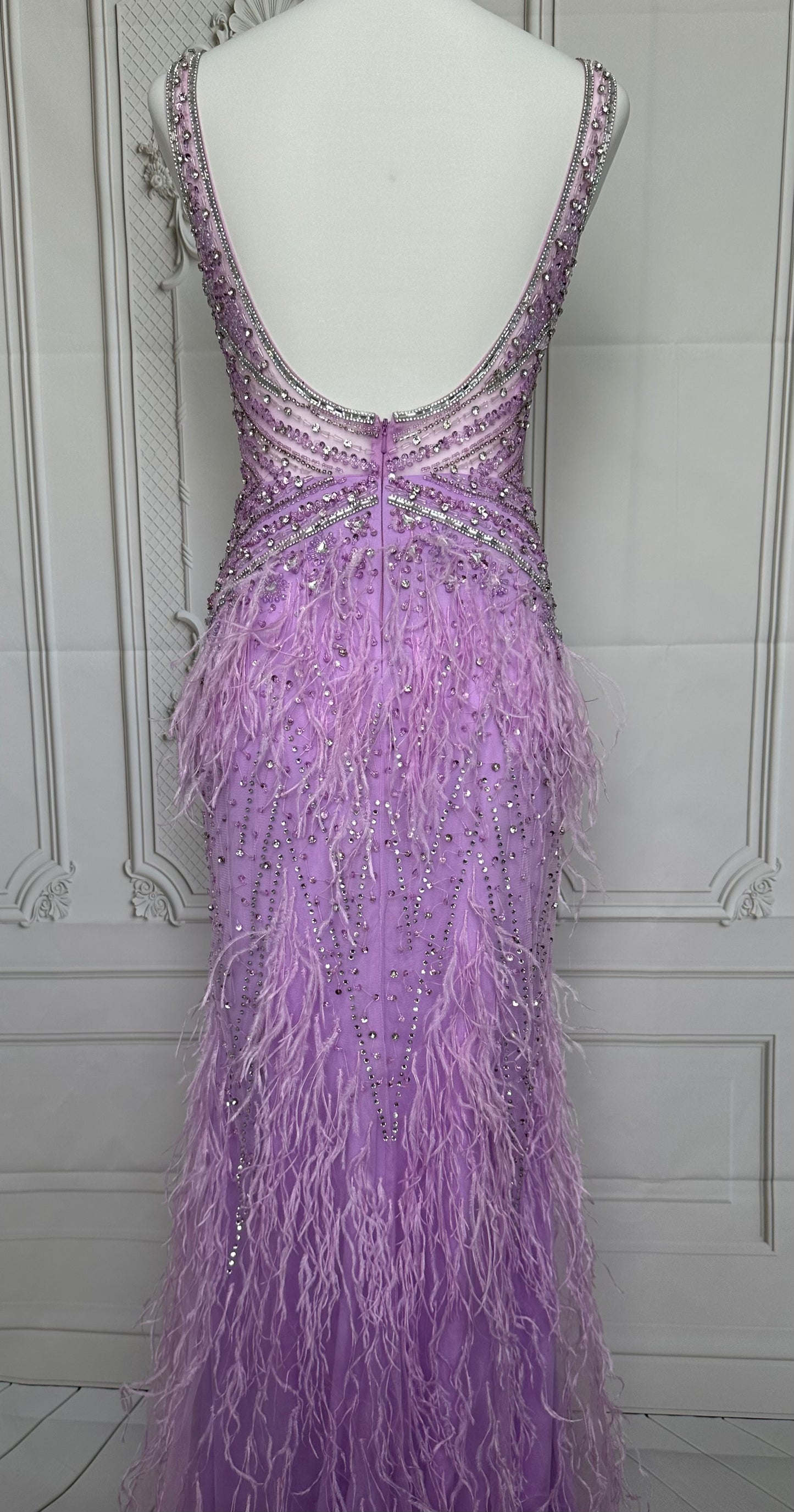 Robe à plumes lilas - location